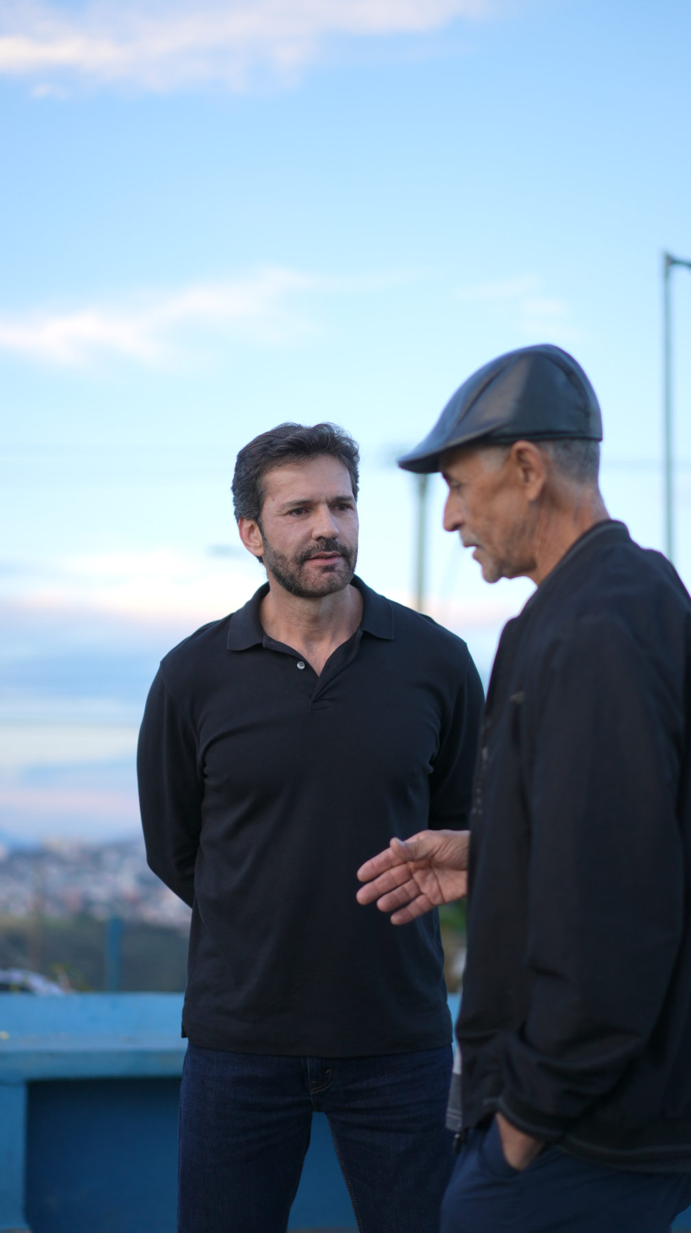 Marcelo Álvaro Antônio ouvindo e conversando com um morador